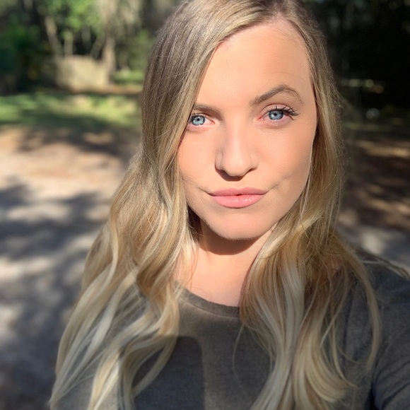 Meet your Posher, Amanda - Picture 2 of 7